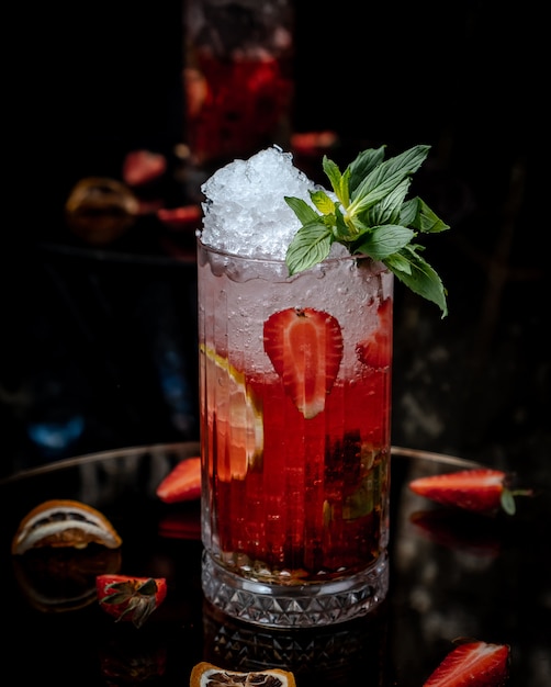 mojito alla fragola sul tavolo