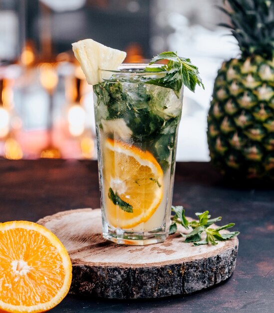 Mojito classico con fettina di limone sul tavolo