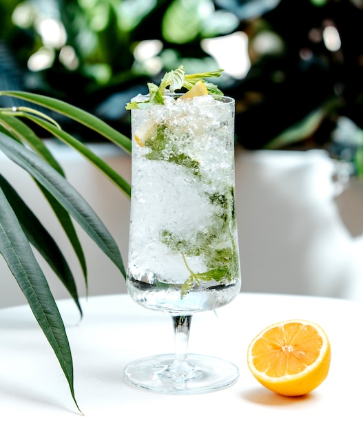 Mojito con ghiaccio sul tavolo