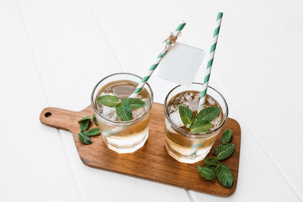 mojito delizioso fresco con paglia ed etichetta sulla plancia di legno