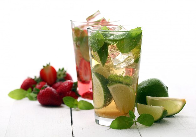 Mojito saporito fresco della menta e della fragola