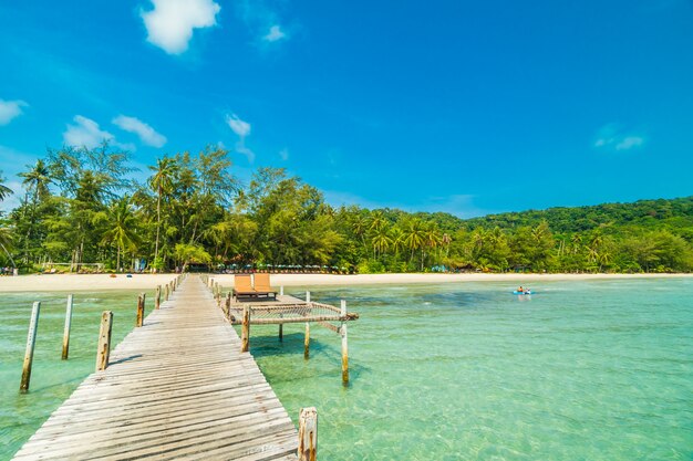 Molo di legno o ponte con spiaggia tropicale