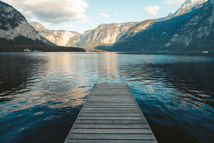 Foto gratuito molo in un lago a hallstatt, austria