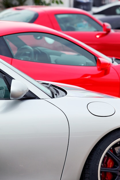 Molte auto sportive parcheggiate in fila, vista verticale