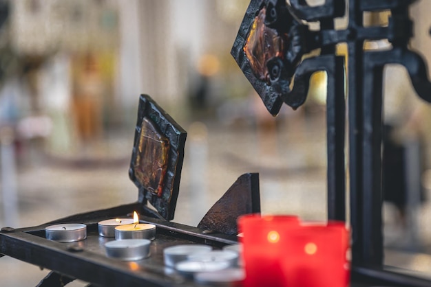 Molte piccole candele in una chiesa cattolica