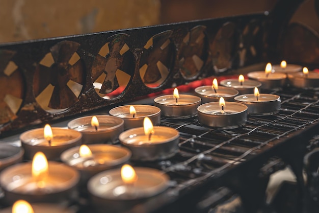 Molte piccole candele in una chiesa cattolica