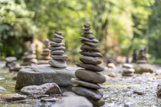 Molte piramidi di pietra in equilibrio sull'acqua di un fiume