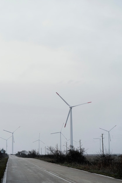 Molte turbine eoliche che generano elettricità