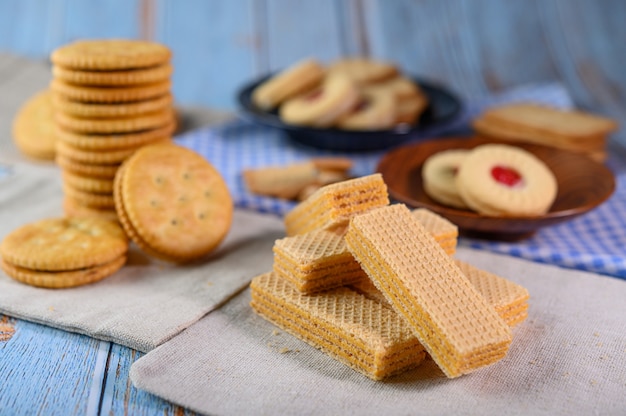 Molti biscotti vengono posizionati sul tessuto e quindi posizionati su un tavolo di legno.