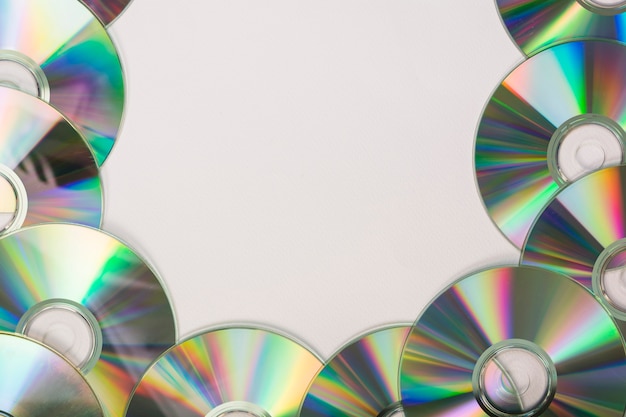 Molti compact disc con spazio per il testo su sfondo bianco