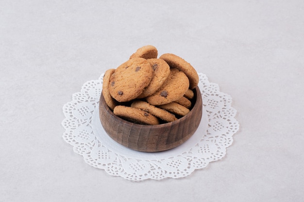 Molti dei biscotti dolci sul piatto di legno