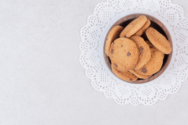 Molti dei biscotti dolci sul piatto di legno