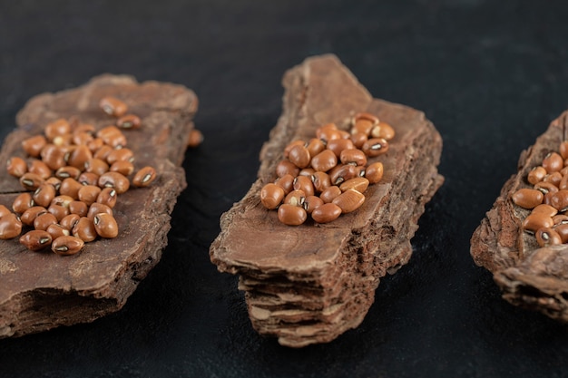 Molti dei fagioli nani marroni crudi sul nero.