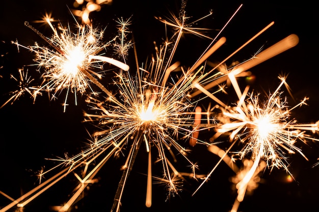 Molti fuochi d'artificio d'oro di notte sul cielo