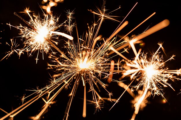 Molti fuochi d'artificio d'oro di notte sul cielo