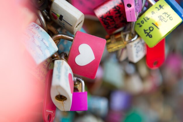 Molti lucchetti cuore simbolo di amore