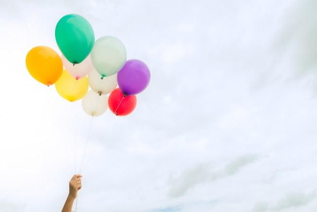 Molti palloncini colorati sul cielo blu, concetto di amore in estate e valentina, luna di miele di nozze. Immagini di stile d&#39;effetto vintage.