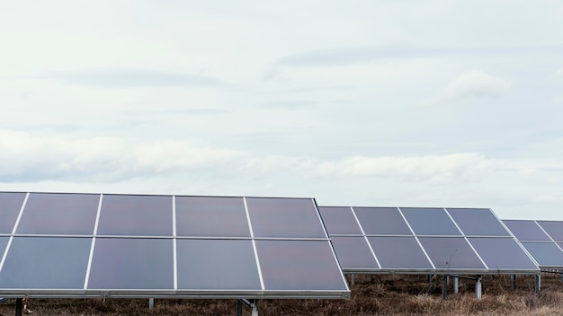 Molti pannelli solari nel campo che generano elettricità