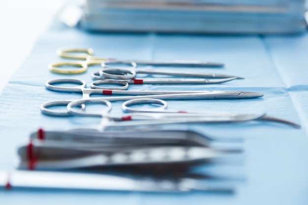 Molti tipi di apparecchiature mediche gestiscono il chirurgo per iniziare le operazioni in sala operatoria.