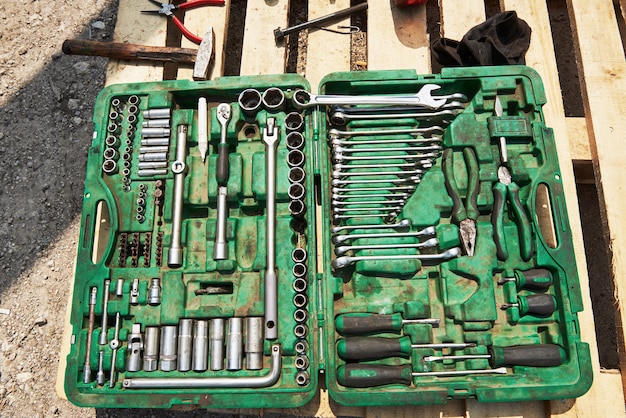 Molti vecchi strumenti nella cassetta degli attrezzi.