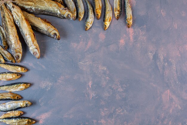 Molto pesce salato essiccato sulla superficie del marmo