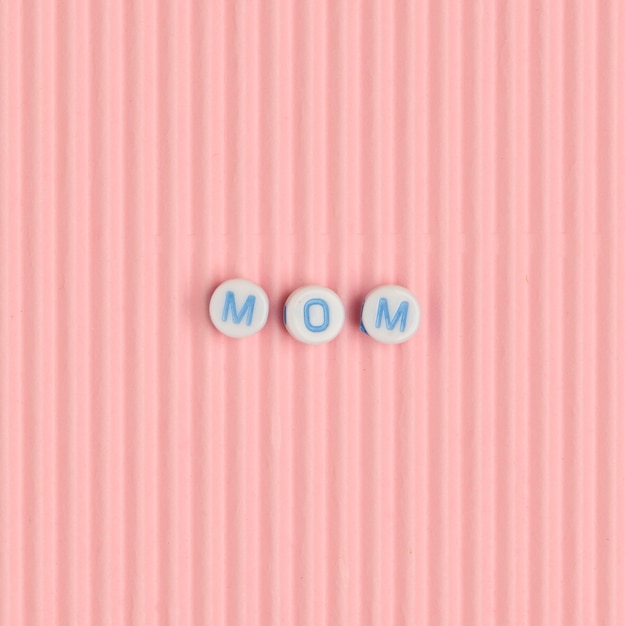 MOM perline tipografia di testo su rosa