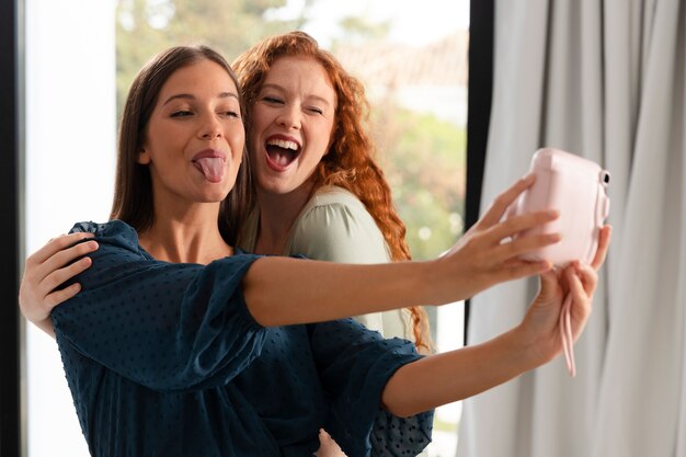 Momenti di celebrazione delle amiche