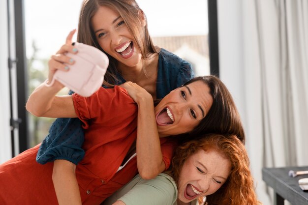 Momenti di celebrazione delle amiche