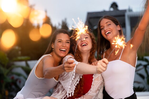 Momenti di celebrazione delle amiche