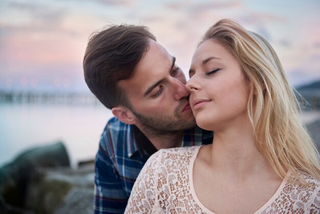 Momenti romantici di coppia di innamorati