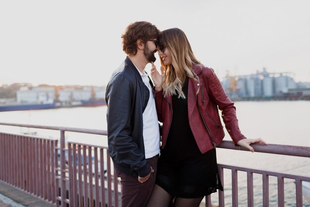 Momenti romantici di coppia elegante innamorata che conversa e si gode il tempo trascorso insieme. Bell'uomo con sua moglie che cammina sul ponte.