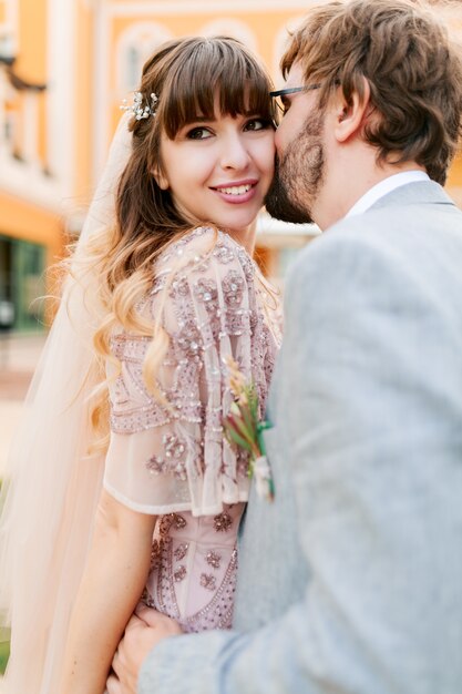 Momenti romantici di sposi. Sposa e sposo che imbarcano e si godono il tempo insieme.