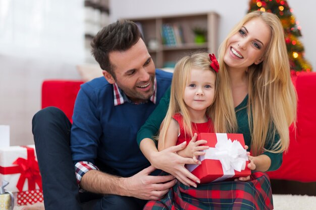 Momenti speciali di Natale per la giovane famiglia