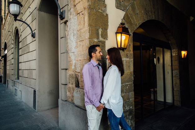 Momento romantico di coppia innamorata. Coppie che si tengono per mano e che guardano