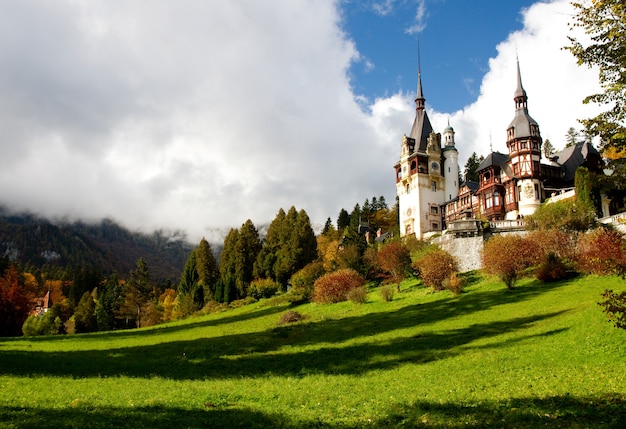 Monastero storico di Sinaia circondato da alberi verdi a Sinaia, Romania