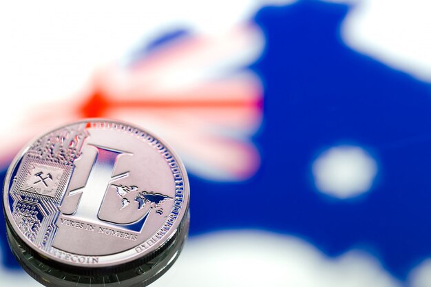 monete litecoin, sullo sfondo dell'Australia e la bandiera australiana, concetto di denaro virtuale, primo piano. Immagine concettuale.