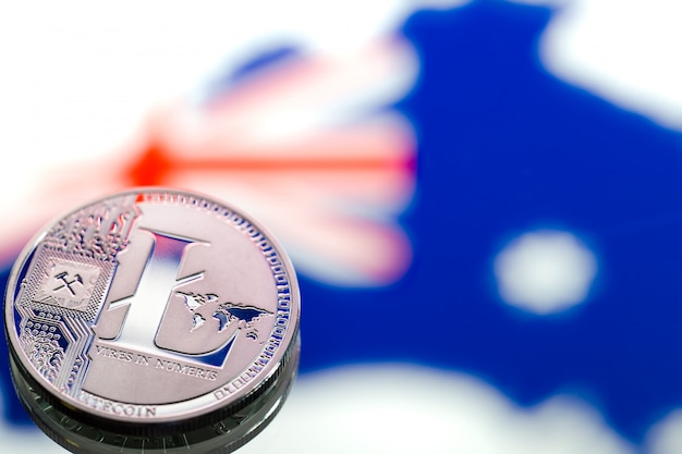 monete litecoin, sullo sfondo dell'Australia e la bandiera australiana, concetto di denaro virtuale, primo piano. Immagine concettuale.