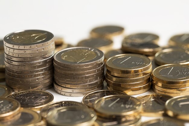 Monete metalliche in euro sul tavolo