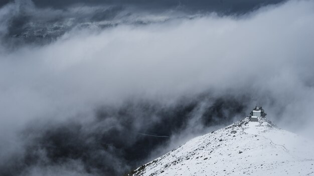 Montagna bianca sotto nuvole bianche durante il giorno