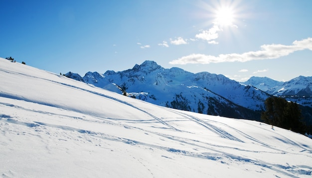 Montagna con la neve in inverno