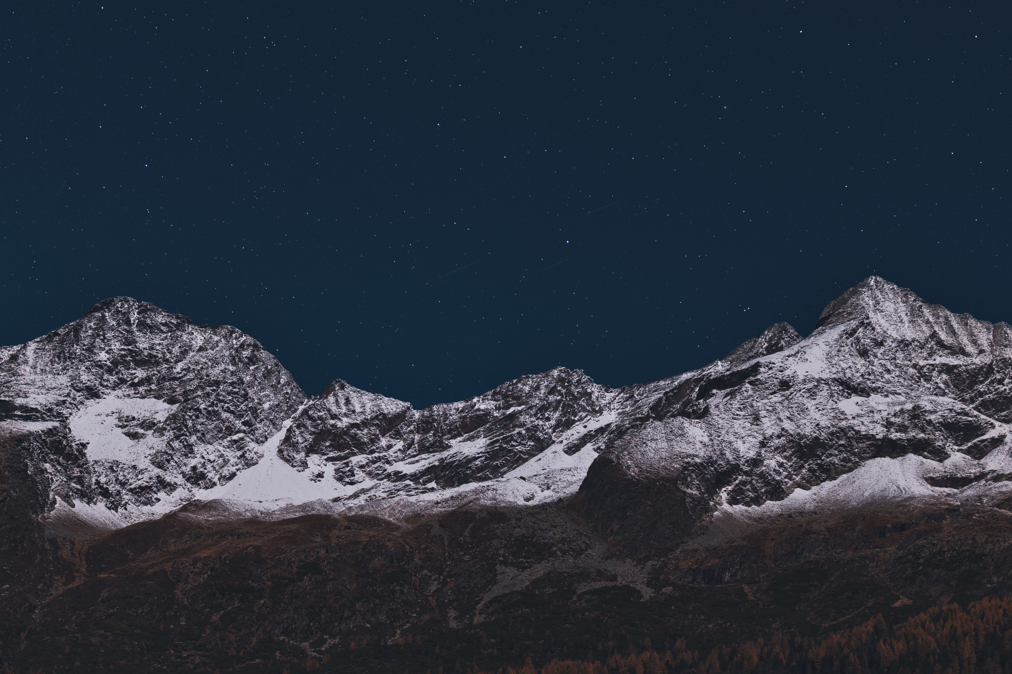 Montagna Coperta Di Neve Durante La Notte