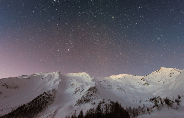 Montagna coperta di neve sotto la stella