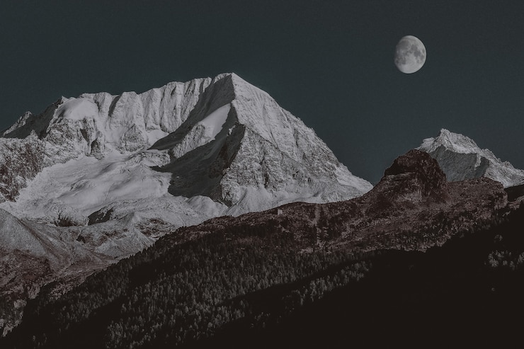 Montagna coperta di neve