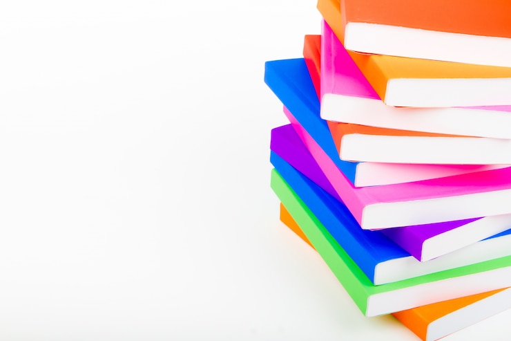 Montagna di libri con sfondo bianco