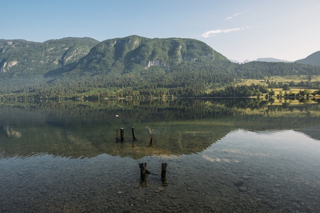 Montagna di osservazione del lago sotto i cieli blu e bianchi