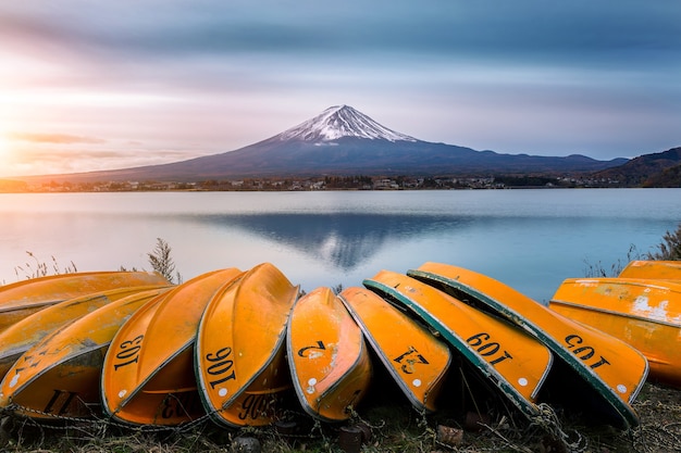 Montagna Fuji e barca al lago Kawaguchiko, Giappone.