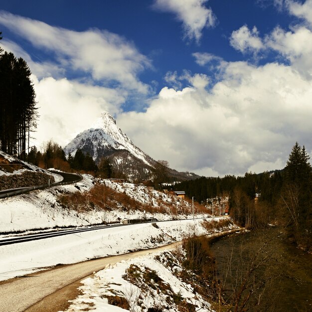 montagna innevata con cielo nuvoloso