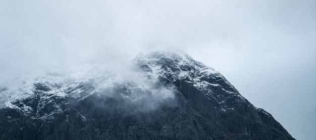 Montagna innevata in una giornata nebbiosa