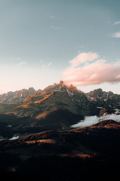 Montagna innevata sotto il cielo nuvoloso durante il giorno