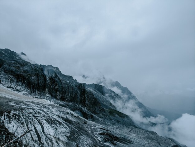 Montagna innevata sotto il cielo nuvoloso